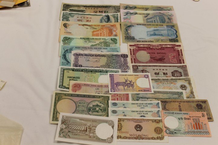Viet Nam Currency: Bank of Korea 500, 100, 10 Don: Viet Nam Currency: Bank of Korea 500, 100, 10 Dong; (3) 1,000 dong; 500 dong; (2) 50 Dong, (2) 20 Dong, 10 dong, 10, 5, 2, 1 Dong; (3) 1 Dong; 2, 1, Bangladesh Taka