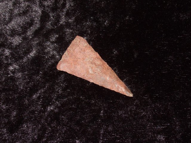 1 7/16" heat treated Boyles flint Fort Ancient tri: 1 7/16" heat treated Boyles flint Fort Ancient triangle found at the Fox Field site in Mason Co., KY in 1989 by R. Walker.