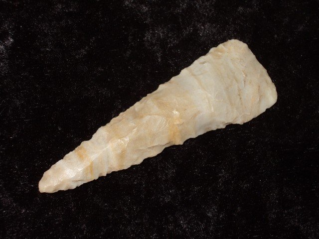 Very fine 3 1/8" Flint Ridge flint Fort Ancient kn: Very fine 3 1/8" Flint Ridge flint Fort Ancient knife found by R. Walker at the Ray Gully site in Adams Co., OH