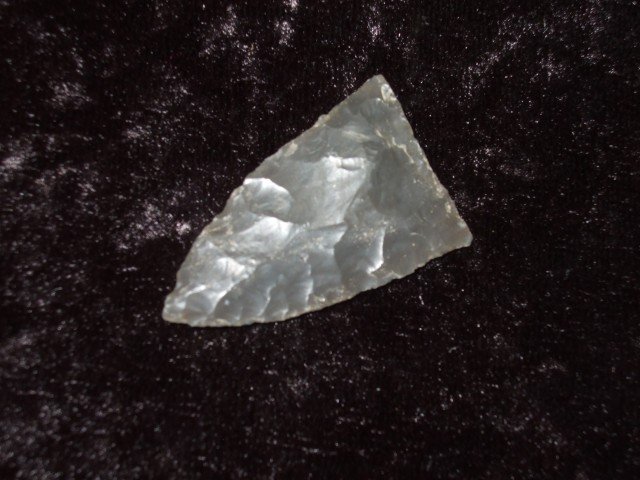 Semi-translucent 1 3/8" grey Carter flint Fort Anc: Semi-translucent 1 3/8" grey Carter flint Fort Ancient triangle, Mason Co., KY