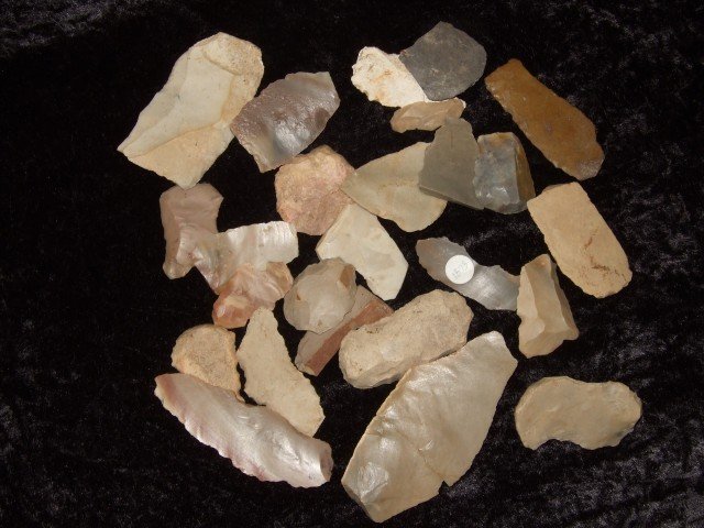 (24) colorful Sonora, Flint Ridge and Carter Cave : (24) colorful Sonora, Flint Ridge and Carter Cave flint unifaced tools and blades, all found in Southern OH and Northern KY. Largest is 3 3/4"