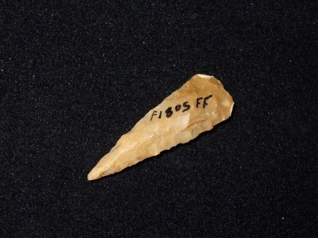 1 9/16" Boyles flint Fort Ancient triangle, Fox Field,: 1 9/16" Boyles flint Fort Ancient triangle, Fox Field, Mason Co., KY