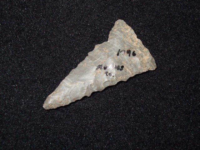 1 9/16" Boyles flint Fort Ancient triangle, Fox Field,: 1 9/16" Boyles flint Fort Ancient triangle, Fox Field, Mason Co., KY