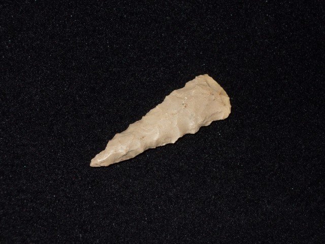 1 9/16" Boyles flint Fort Ancient triangle, Fox Field,: 1 9/16" Boyles flint Fort Ancient triangle, Fox Field, Mason Co., KY