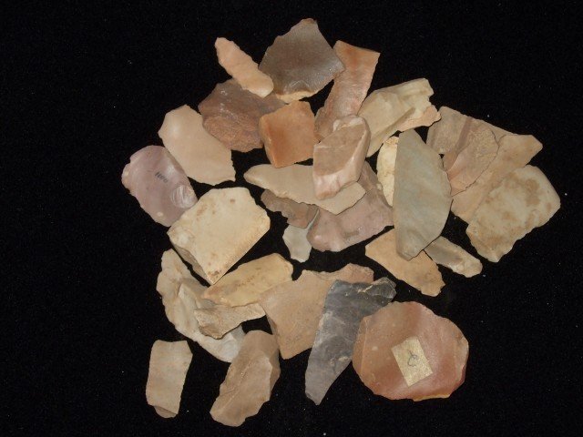 Group of Carter Cave and Flint Ridge flint flaking tool: Group of Carter Cave and Flint Ridge flint flaking tools, Adams Co., OH. Largest is 2 1/8"