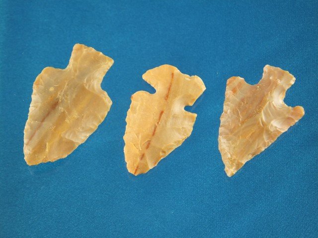 Froup of 3 colorful Carter Cave flint KY points, larges: Froup of 3 colorful Carter Cave flint KY points, largest is 1 5/16"