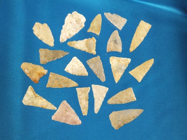 Group of 20 assorted triangles, KY, largest is 1 1/8": Group of 20 assorted triangles, KY, largest is 1 1/8"