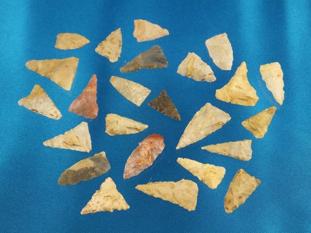 Group of 24 assorted triangles, KY, largest is 1 1/8": Group of 24 assorted triangles, KY, largest is 1 1/8"