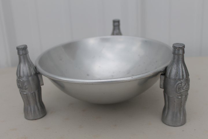 Coca-Cola pretzel bowl with 3-bottle support.: Coca-Cola pretzel bowl with 3-bottle support.