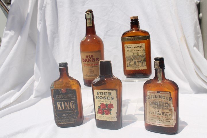 Amber whiskey bottles: Brown-Forman's King Black: Amber whiskey bottles: Brown-Forman's King Black Label, pint, wear and loss, tax stamp, back label with wear and loss; Four Roses, pint, minor label loss, tax stamp, back label; Dillinger Whisky, pint