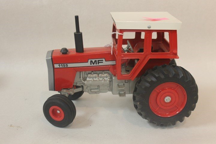 Ertl Massey Ferguson 1155 with cab: Ertl Massey Ferguson 1155 with cab