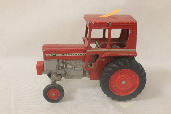 Ertl Massey Ferguson 1080 with cab, with wear: Ertl Massey Ferguson 1080 with cab, with some paint loss and wear