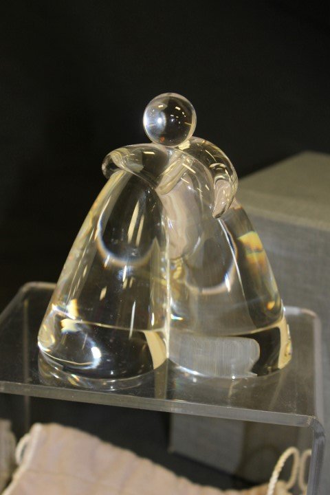 Steuben 4 1/2" "Kiss" sculpture in original Steuben: Steuben 4 1/2" "Kiss" sculpture in original Steuben Glass pouch and box.