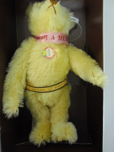 Steiff Musical Bear 1928, Yellow 40 Replica 1992,: Steiff Musical Bear 1928, Yellow 40 Replica 1992, 407/482, Spring activated music box, as originally used. Limited Edition of 8,000 pieces. In original box with original paperwork.