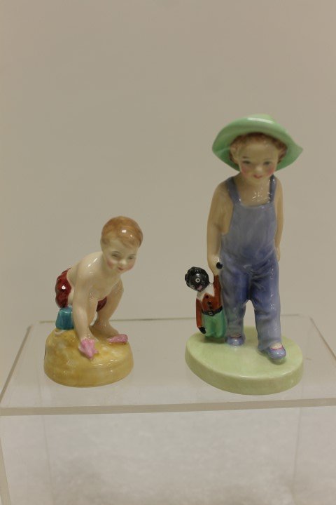 Royal Doulton figurines: "Sea Shore", Hn 2263, Copr.: Royal Doulton figurines: "Sea Shore", Hn 2263, Copr. 1960, Doulton & co. Limited, Rd. No. 896634, Rd. No. 40463, Rd. No. 8482, Rd. No. 41/60, 3 1/2", signed AS; "Golliwog", HN 2040, signed JW, Rd. No.
