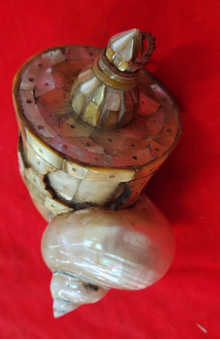 Antique Mughal Islamic MOTHER-OF-PEARL-VENEERED Turbo Shell Powder Flask , Gujrat.: Antique Mughal Islamic MOTHER-OF-PEARL-VENEERED Turbo Shell Powder Flask , Gujrat.Size : 14 cm x 10.cm approx