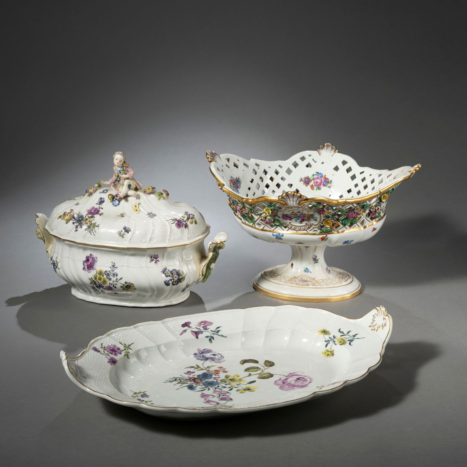 TURREEN WITH LID AND PRESENTOIR AND AN OPENWORK BASKET (1 of 4)