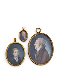 THREE PORTRAIT MINIATURES - GENTLEMEN: THREE PORTRAIT MINIATURES - GENTLEMENGermany, ca. 1790/1800H. 2,5/4,8/6,7 cmGouache/Ivory, brass frame. Wear, one damaged. DE-K 231025-589, DE-K 231025-586, DE-K 231025-584 EXPORT NOT POSSIBLEDrei