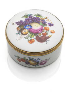 A MEISSEN GILT-METAL MOUNTED ROUND SNUFF-BOX AND COVER: A MEISSEN GILT-METAL MOUNTED ROUND SNUFF-BOX AND COVERcirca 1780/90H. 3,8/D. 7,2 cmAll sides, bottom, lid and interior lid painted with fine bouquets of fruits. Minor wearPorzellan-Tabatiere mit