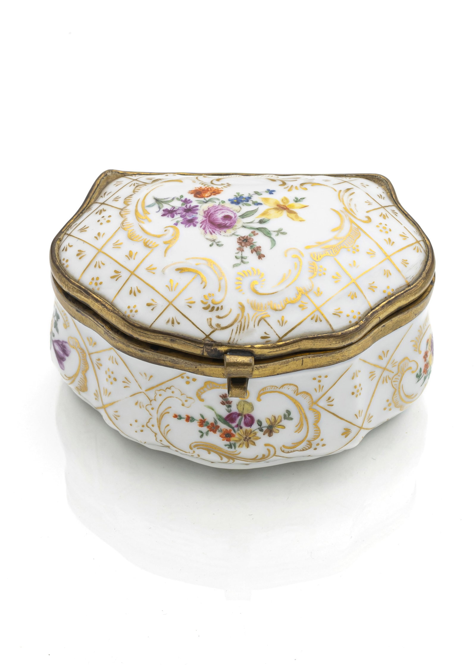 A METAL MOUNTED FLORAL AND GILT PORCELAIN SNUFF BOX AND COVER: A METAL MOUNTED FLORAL AND GILT PORCELAIN SNUFF BOX AND COVERprobably German, 19th century5 x 8,4 x 5,8 cmWith gilt interior, minor wear. Porzellan-Tabatiere mit Blumenmalereiwohl deutsch, 19. Jhdt.5 