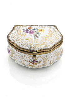 A METAL MOUNTED FLORAL AND GILT PORCELAIN SNUFF BOX AND COVER: A METAL MOUNTED FLORAL AND GILT PORCELAIN SNUFF BOX AND COVERprobably German, 19th century5 x 8,4 x 5,8 cmWith gilt interior, minor wear.Porzellan-Tabatiere mit Blumenmalereiwohl deutsch, 19. Jhdt.5