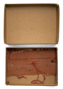 Thomkins, André: Thomkins, Andr&#233;Luzern, 1930 - Berlin, 1985Kartonformat: 8 x 11 x 2,4 cm"Zahnschutz gegen Gummiparagraphen", 1968. Rubber strip with rubber bands in an original cardboard box. Multiple. Signed and