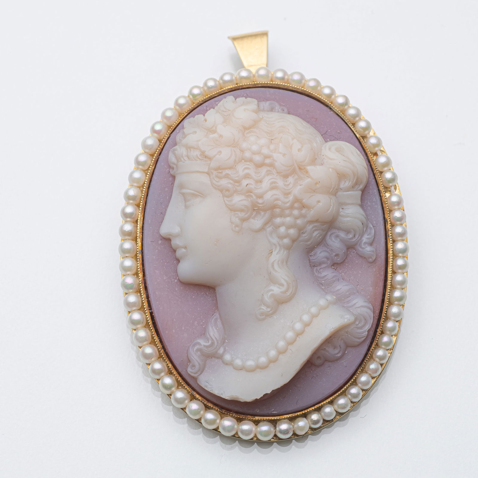 A BROOCH WITH AGATE RELIEF CAMEO (1 of 4)
