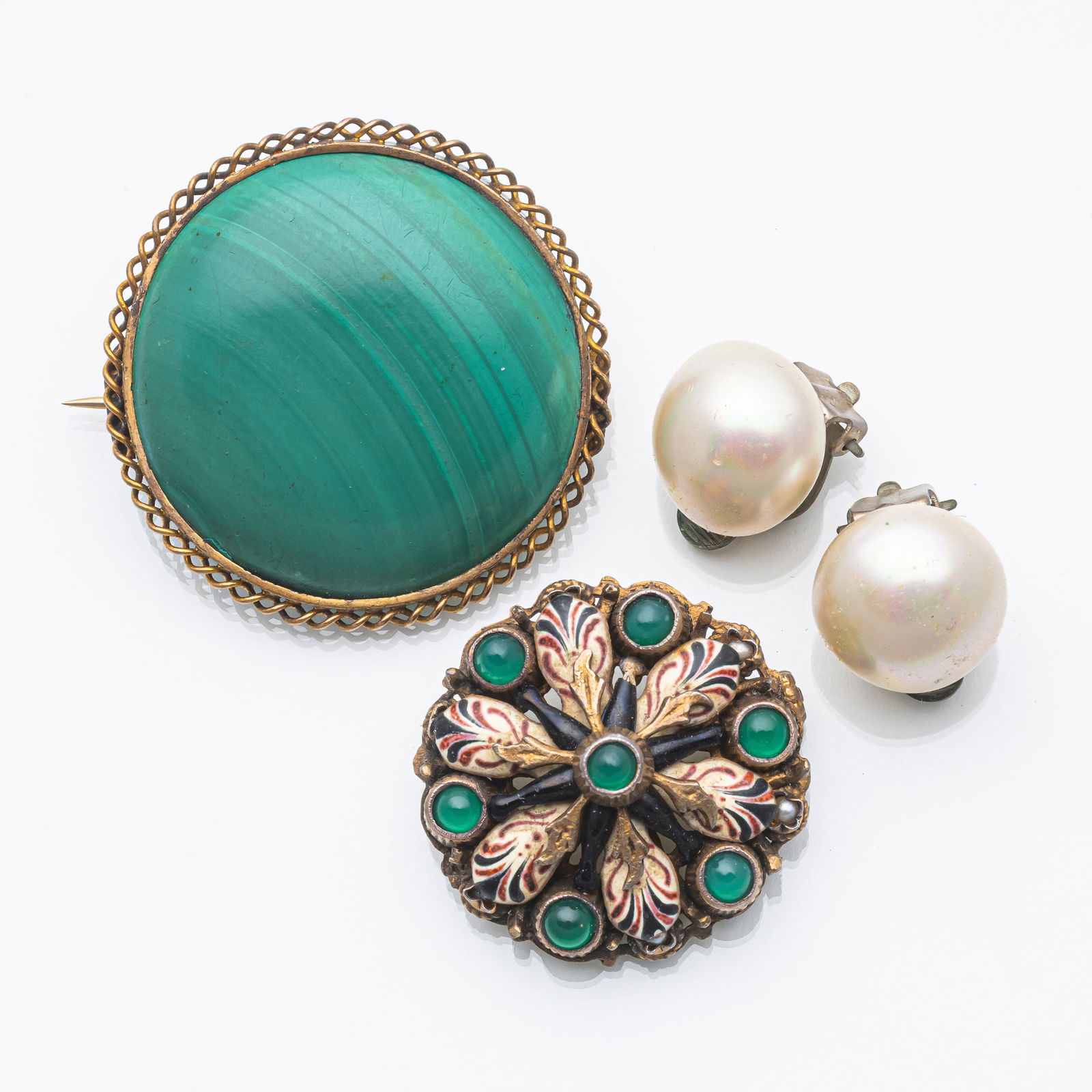 A MIXED LOT OF 3 ITEMS: A MIXED LOT OF 3 ITEMSD. 1,2-4 cmBrooch with malachite, 8ct gold, brooch with enamel decoration and glass stones, gilt metal, signs of age, pair of ear clips with artificial pearls and metal clasps.Ko