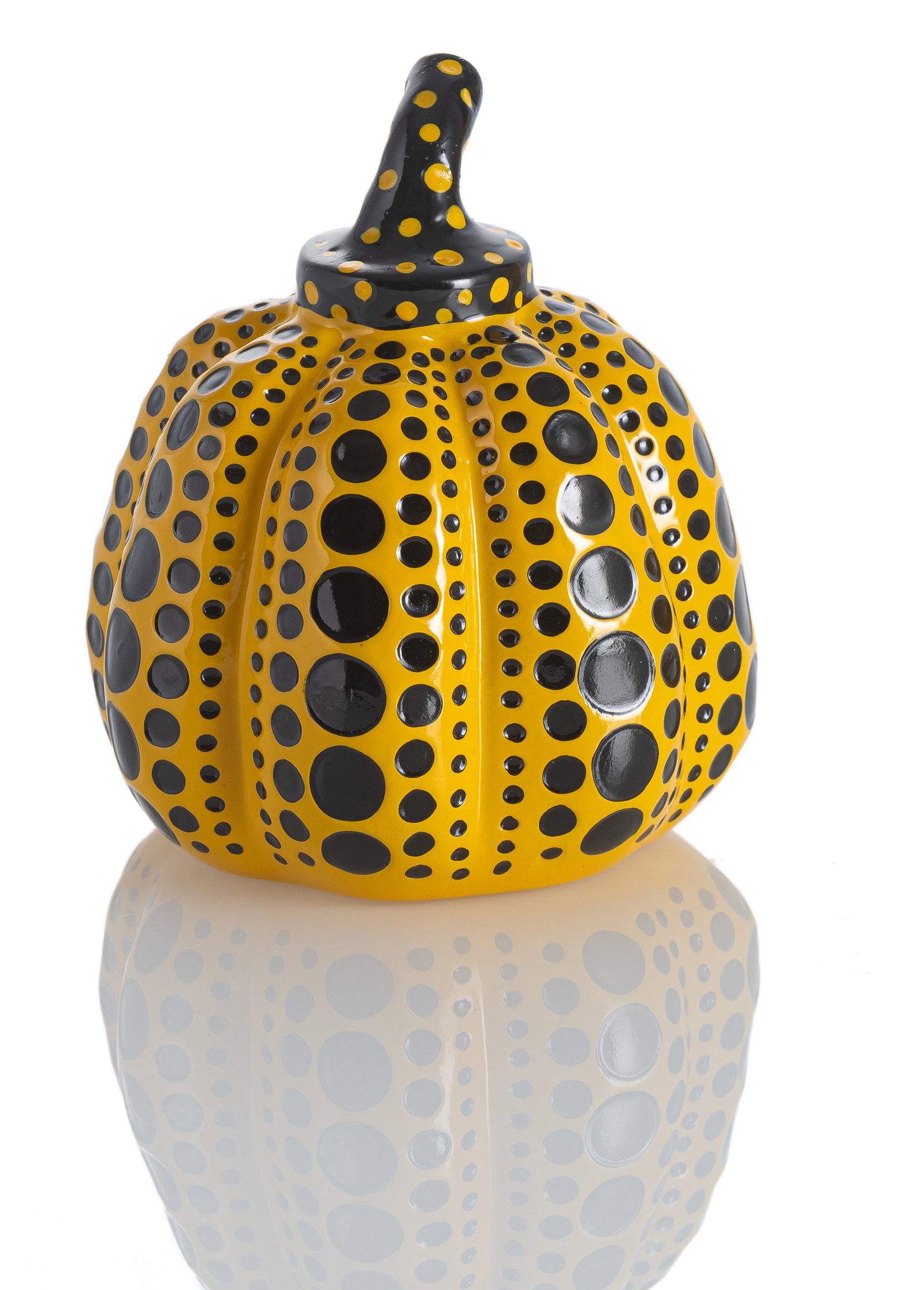 Kusama, Yayoi: Kusama, Yayoi Matsumoto/Nagano, 1929 9,5 x 8 cm "Pumpkin", c. 2010. Coloured synthetic resin sculpture, in original box. Copyright notice on the underside. Private property, Switzerland.Kusama, Yayoi