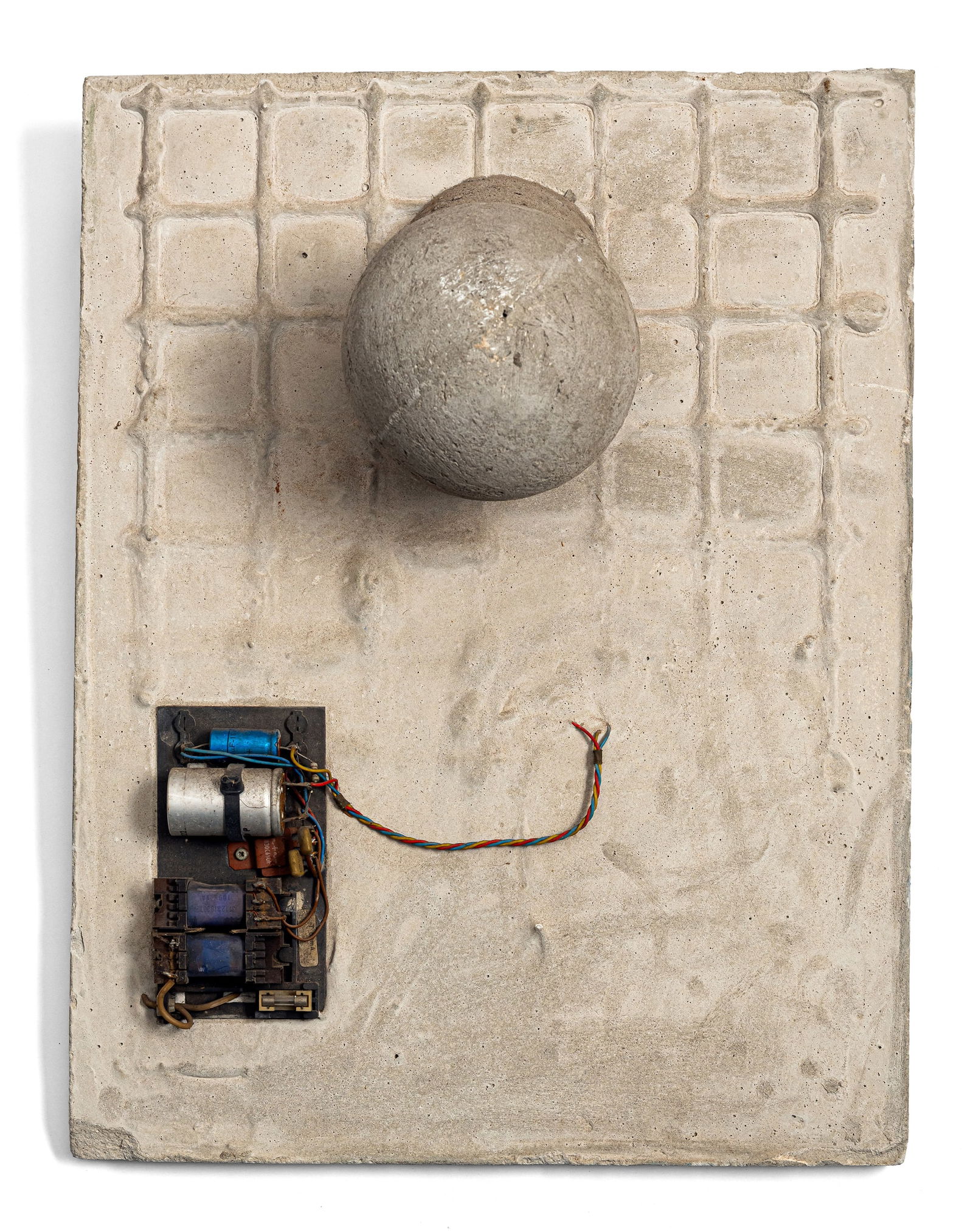 Hardung, Marcel: Hardung, Marcel Düsseldorf, 1958 49 x 37 cm Lamp, 1986. Concrete casting and electronic parts. Wall object. Signed and dated on the reverse. Private property, Baden-Württemberg.Hardung,