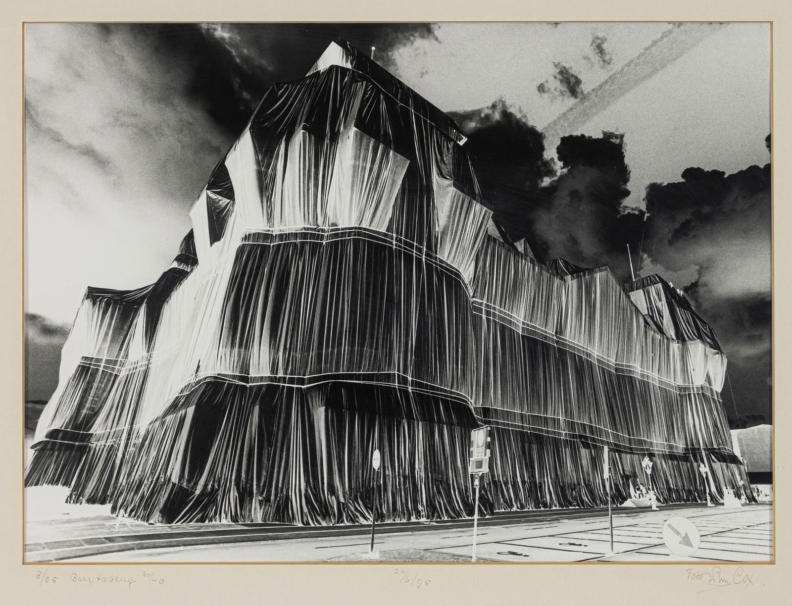Cox, Wim: Cox, Wim Venlo, 1938 24,5 x 34 cm, R. Wrapped Reichstag, 1995. Gelatin silver print on photographic paper. Signed, dated "24/6/95" and numbered 3/25, 30/40 as well as inscribed "Barytabzug" on the