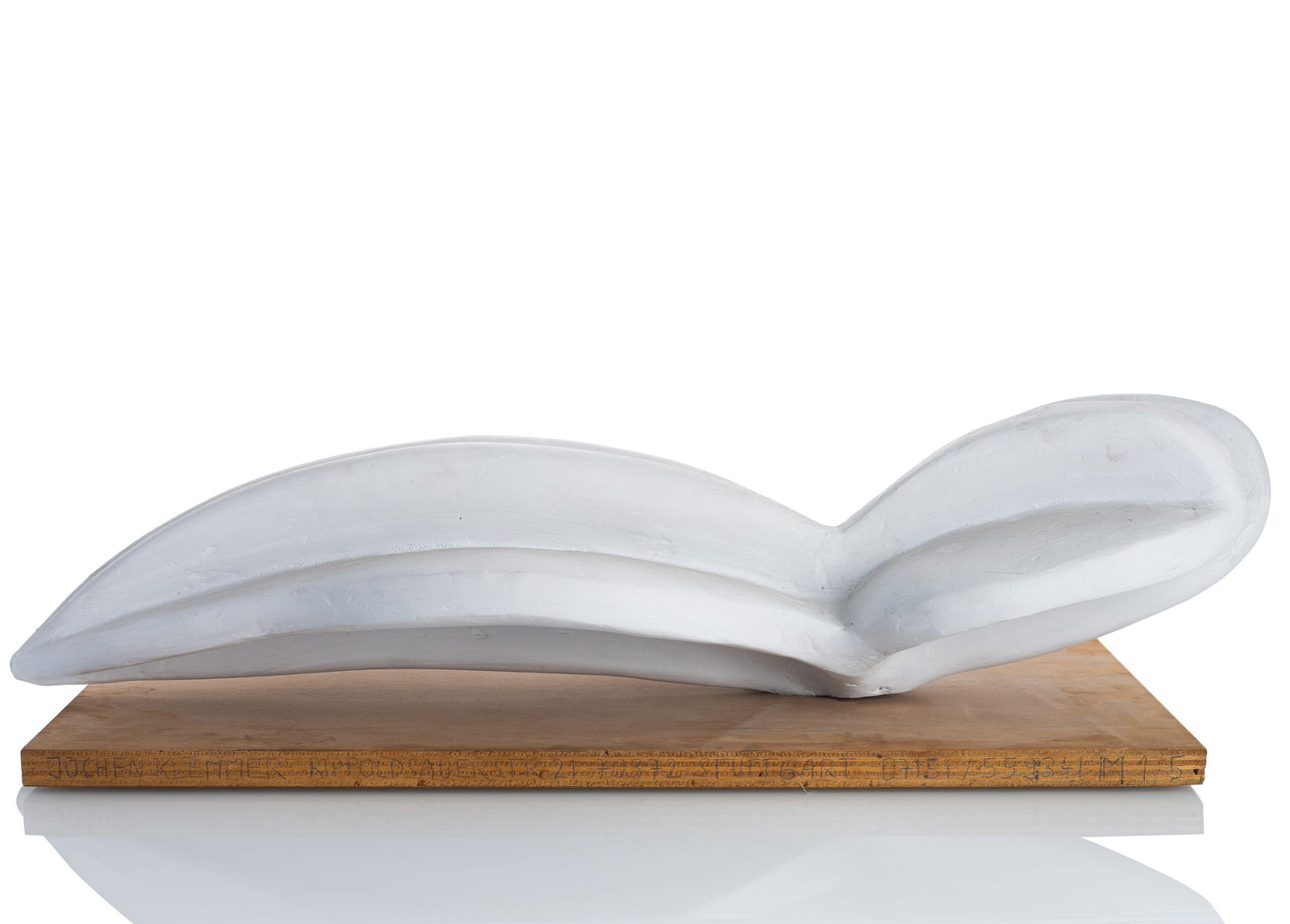 Klemmer, Jochen: Klemmer, Jochen Weinstadt, 1961 L. 81 cm Untitled. Plaster, painted white, on a wooden plinth. With artist's address on the side. Corporate collection, Germany.Klemmer, Jochen Weinstadt, 1961 L. 81