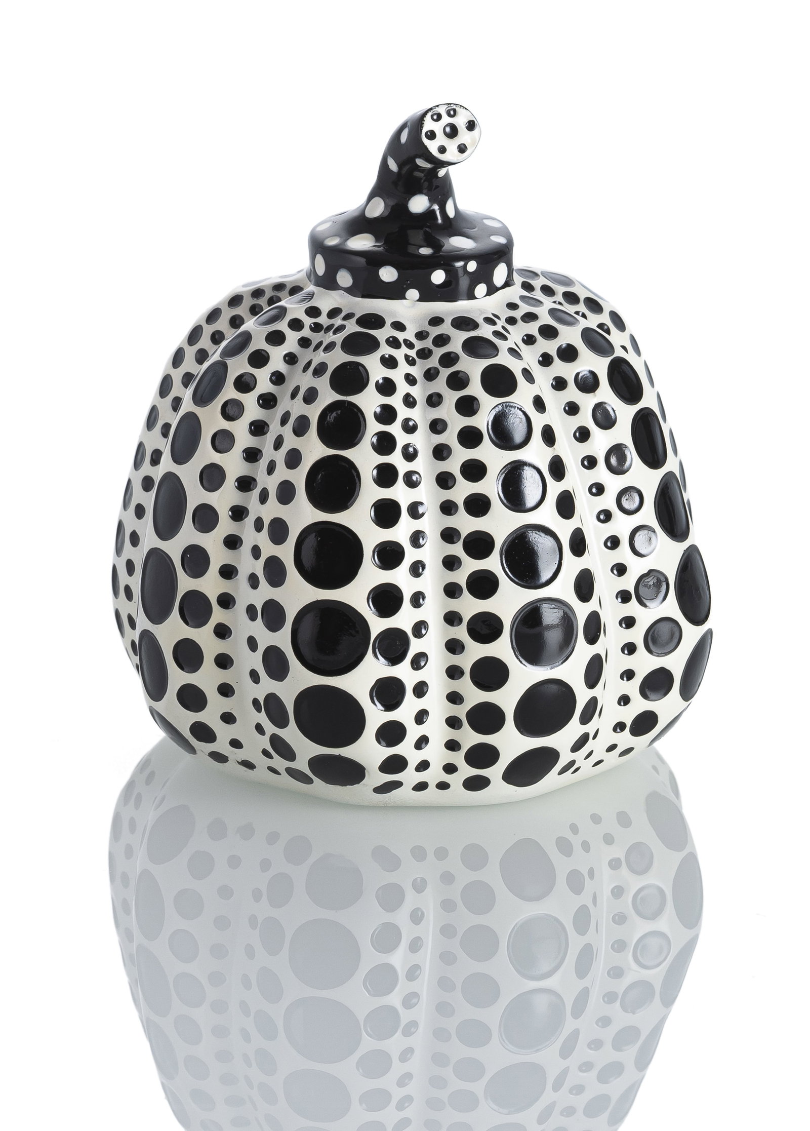 Kusama, Yayoi: Kusama, Yayoi Matsumoto/Nagano, 1929 9,5 x 8 cm "Pumpkin", c. 2010. Coloured synthetic resin sculpture, in original box. Copyright notice on the underside. Private property, Switzerland.Kusama, Yayoi