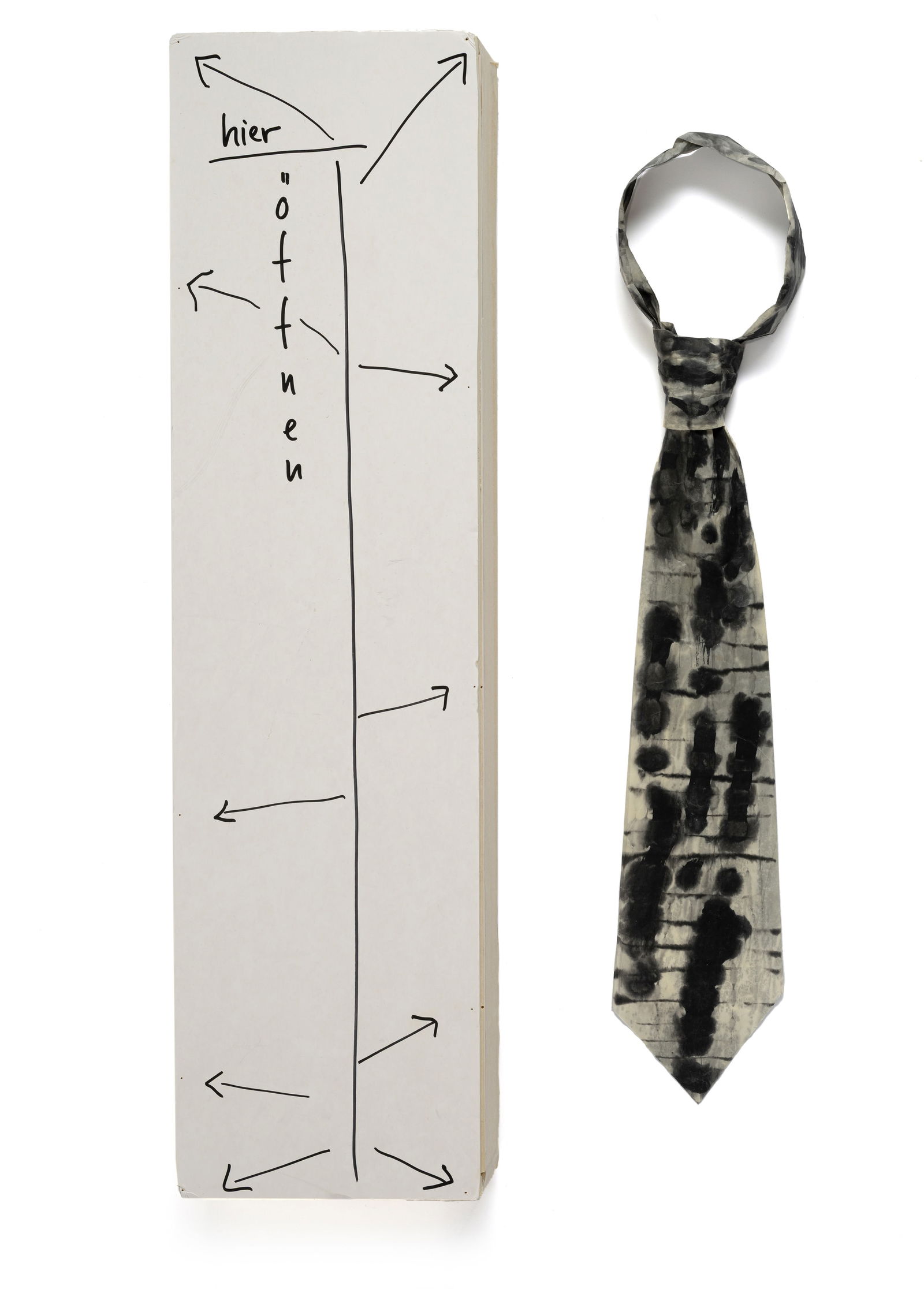 Dréa, Marie: Dréa, Marie Aichelberg, 1958 Schachtelformat: 64 x 17,5 x 7 cm Tie. Ink on paper, bound into a tie, in orig. box. Monogrammed in pencil on the reverse. Collection Helga and Edzard Reuter,