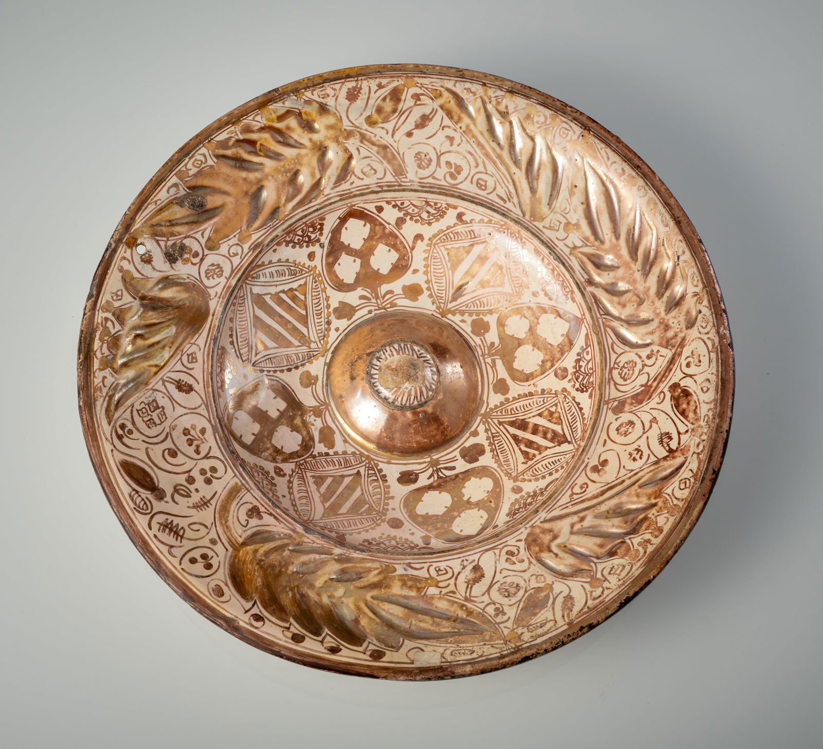 A LARGE HISPANO-MOORISH MAJOLICA ROUND DISH: A LARGE HISPANO-MOORISH MAJOLICA ROUND DISH Spain, probably 18th century D. 43 cm White glazed ceramic dish with gold lustre floral decoration. Some minor restorations, wear.Große Hispano-Maurisc