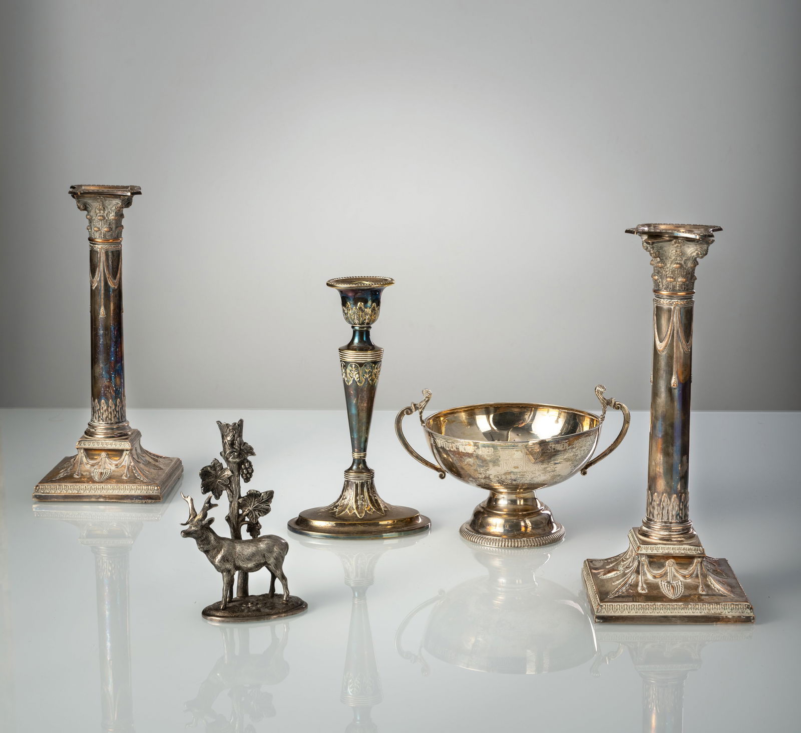 A MIXED LOT OF TABLE WARE (1 of 4)