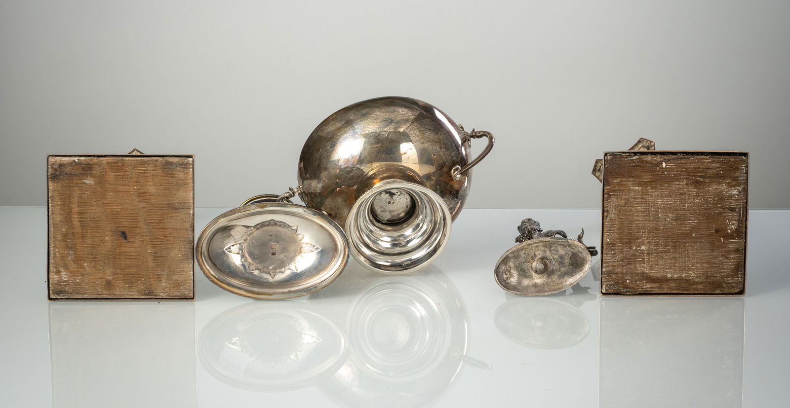 A MIXED LOT OF TABLE WARE - 3