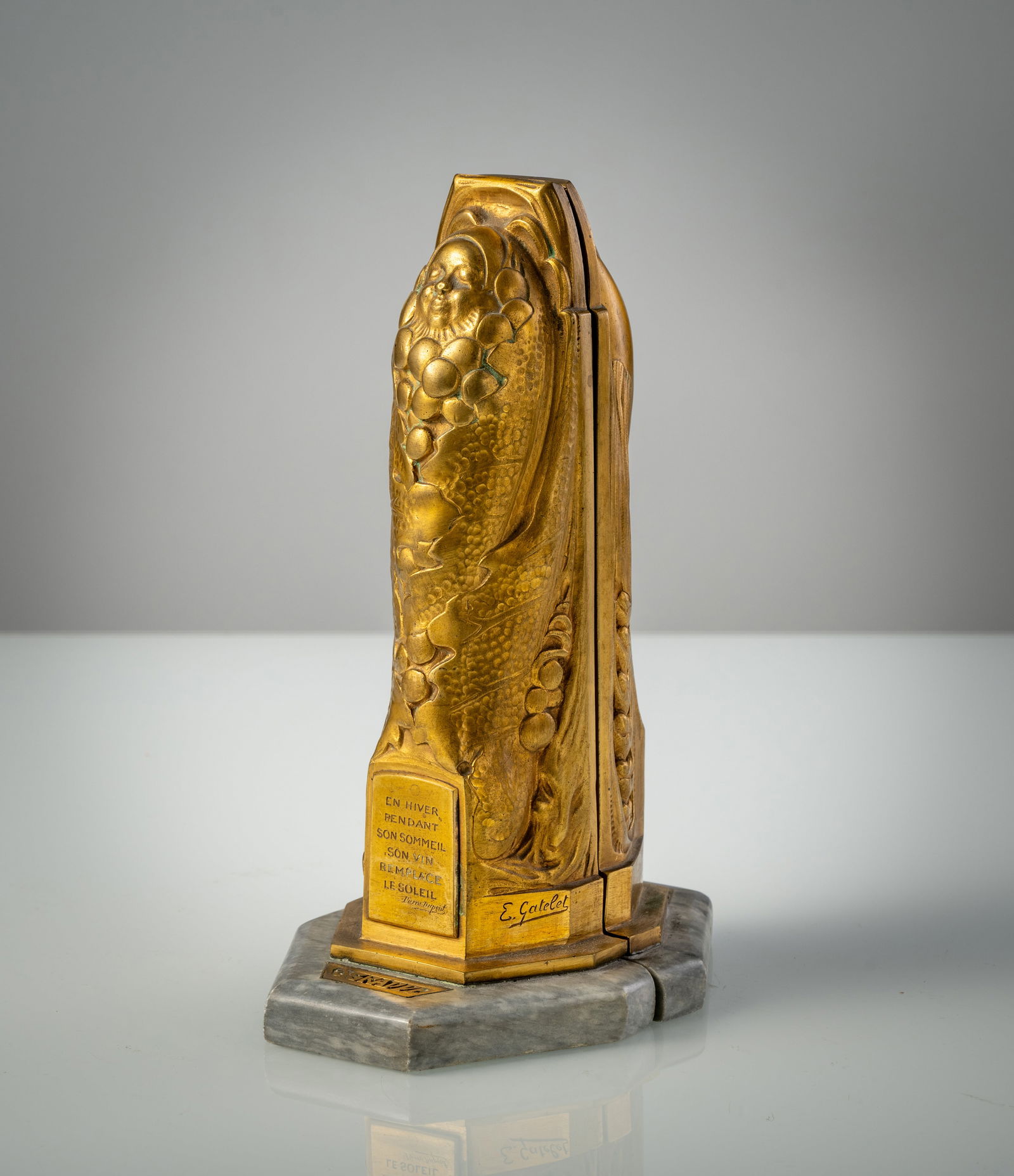 A PAIR OF GILT BRONZE BOOK ENDS "AGRAPPE" UND "AGRAIN": A PAIR OF GILT BRONZE BOOK ENDS "AGRAPPE" UND "AGRAIN" by Eugène Gatelet (1874-19323) H. 25,5 cm Signed E. Gatelet on the side, engraved sayings by Pierre Dupont and Jean Aicard on the front. On