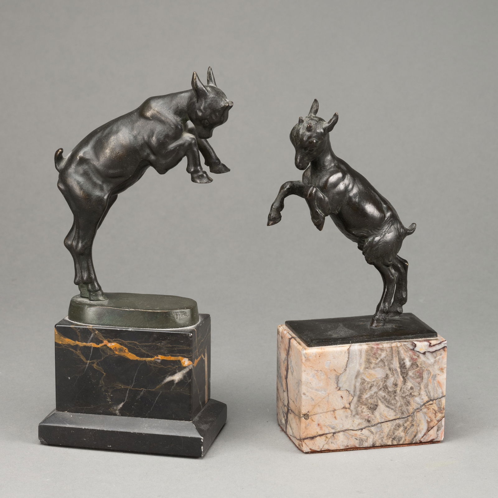 Heynen-Dumont, Karl: Heynen-Dumont, Karl 1883-1955 H. 13,5/14 cm H. 21/22 cm mit Sockel Two baby goats. Bronze, patinated, signed. Black or light-coloured marble base, slightly damaged. The Finck CollectionHeynen-Dumont,