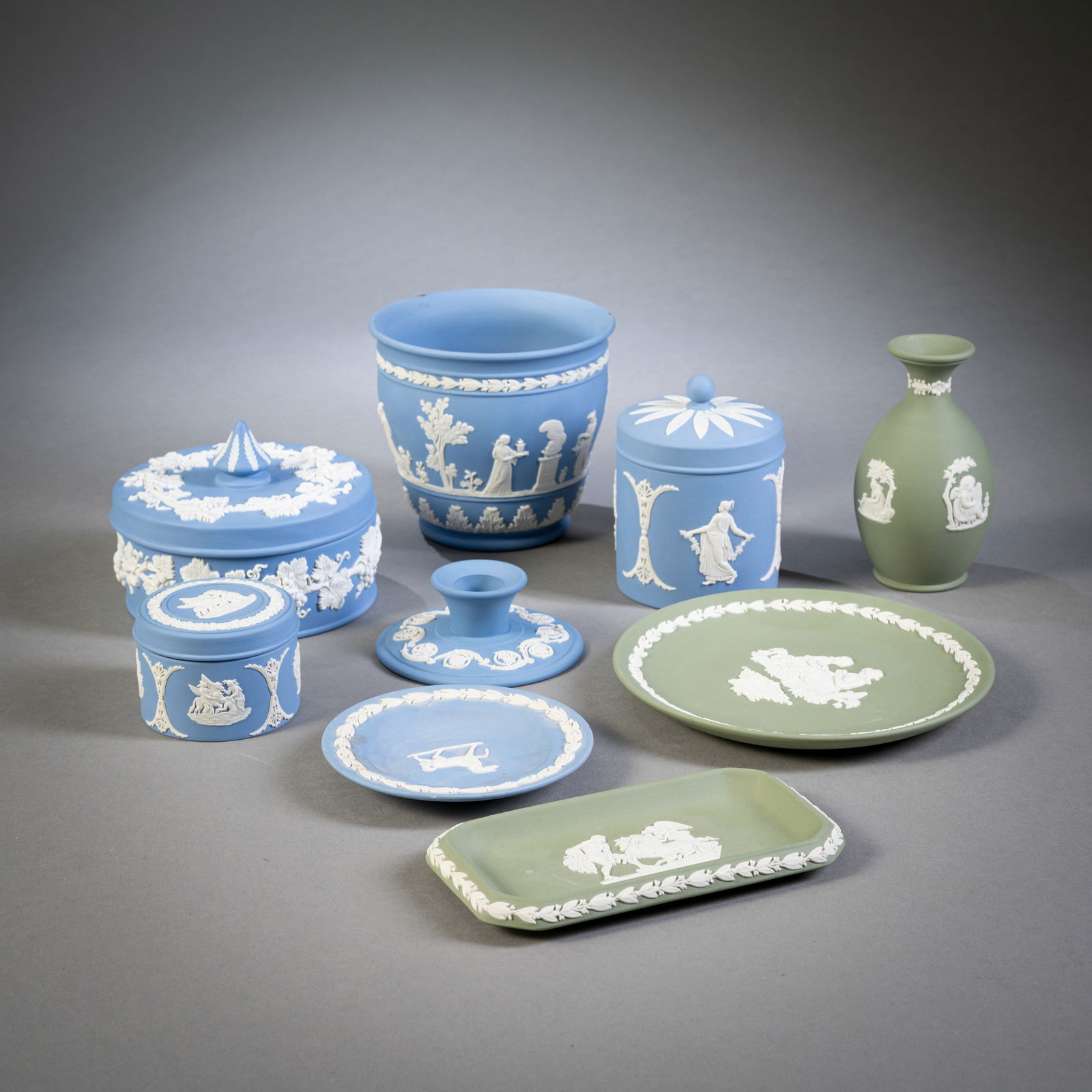 9 PIECES WEDGWOOD PORCELAIN, JASPERWARE: 9 PIECES WEDGWOOD PORCELAIN, JASPERWARE England, 20th century. divers 1 small vase, 3 boxes of various sizes, 1 rectangular plate, 1 small plate, 1 saucer, 1 candlestick, 1 pot, blue- and green-white,