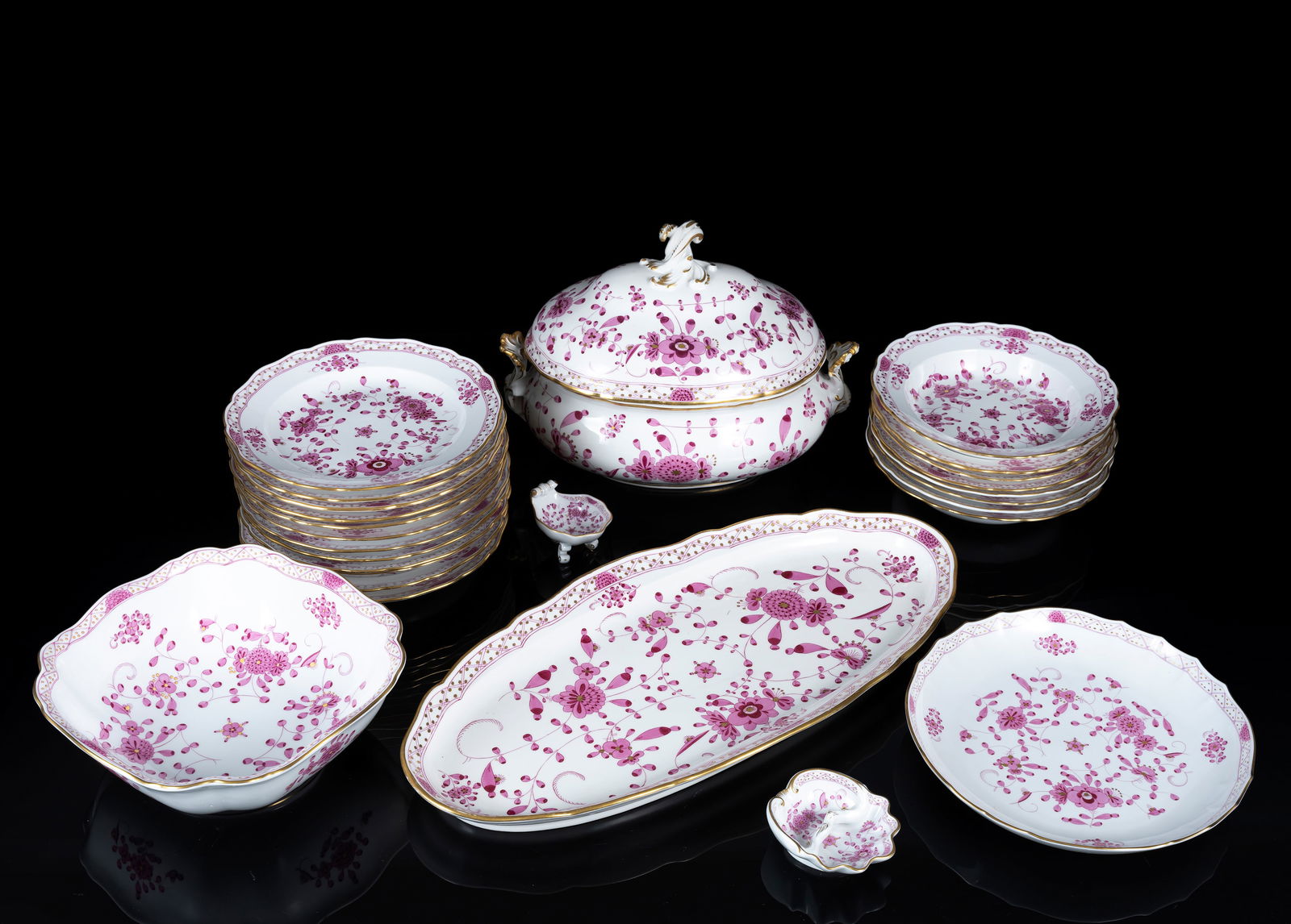 A MEISSEN DINNER SERVICE (1 of 3)