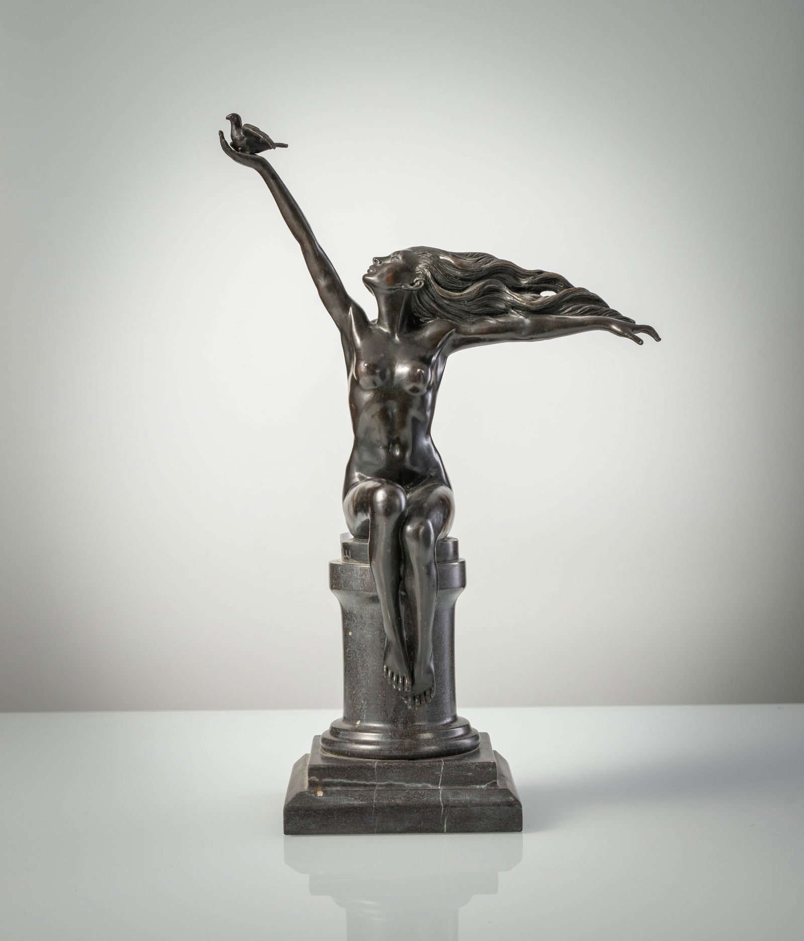 Gennarelli, Amedeo (nach/after): Gennarelli, Amedeo (nach/after) 1881 - 1943 H. 27,5/43,5 cm Female nude with pigeon. Bronze, patinated, signed A. GENNARELLI; founder's plaque J.B. Paris. Serpentine stone base, minor wear, minute