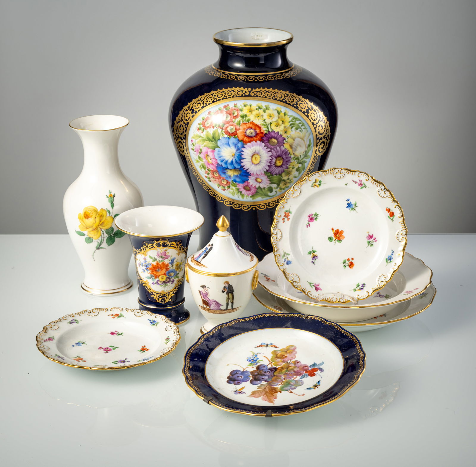 5 PLATES, 3 VASES, SUGAR BOWL: 5 PLATES, 3 VASES, SUGAR BOWL 20th century D. 18-24/H. 15-35 cm Plate and 2 vases from Meissen (some second choice), large vase from Hutschenreuther, sugar bowl without mark. Some chips.Fünf