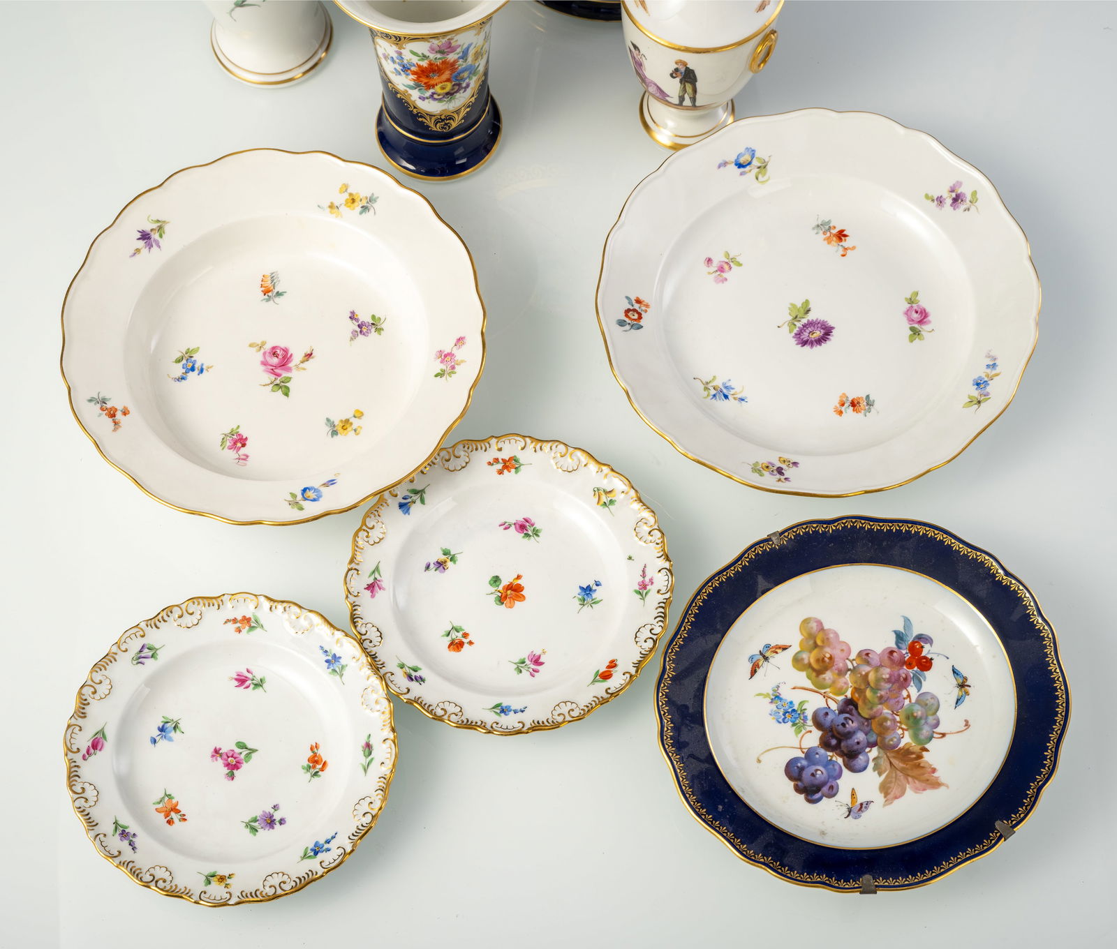 5 PLATES, 3 VASES, SUGAR BOWL - 2