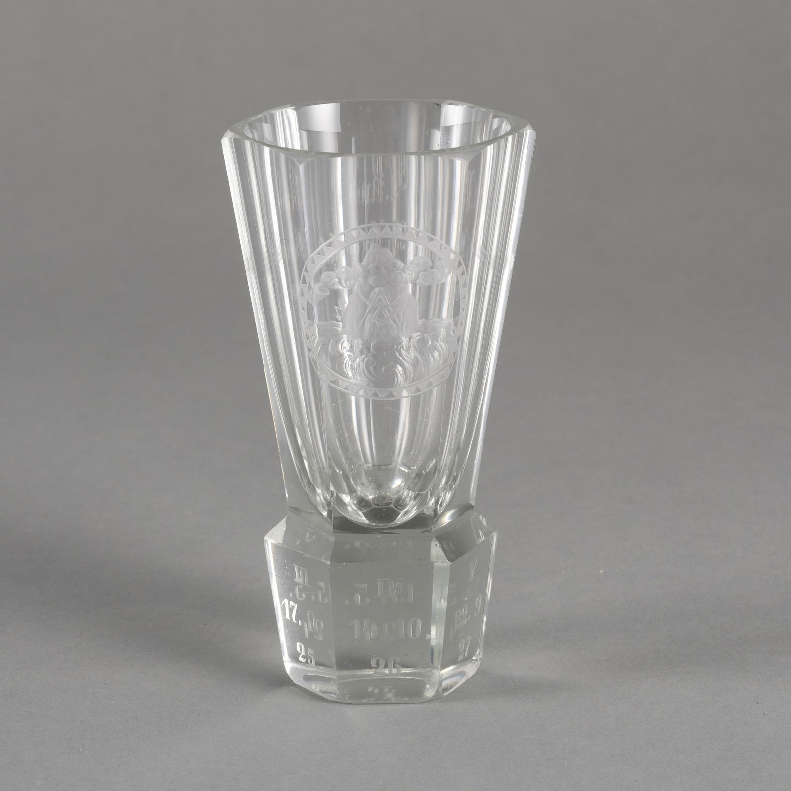 Lodge glass with Masonic motifs: Lodge glass with Masonic motifs Germany, dated 1930 H. 14 cm So-called "Klotzfuß-Kanone", minor wearLogenglas mit Freimaurer Motiven Deutschland, dat. 1930 H. 14 cm Sogenannte