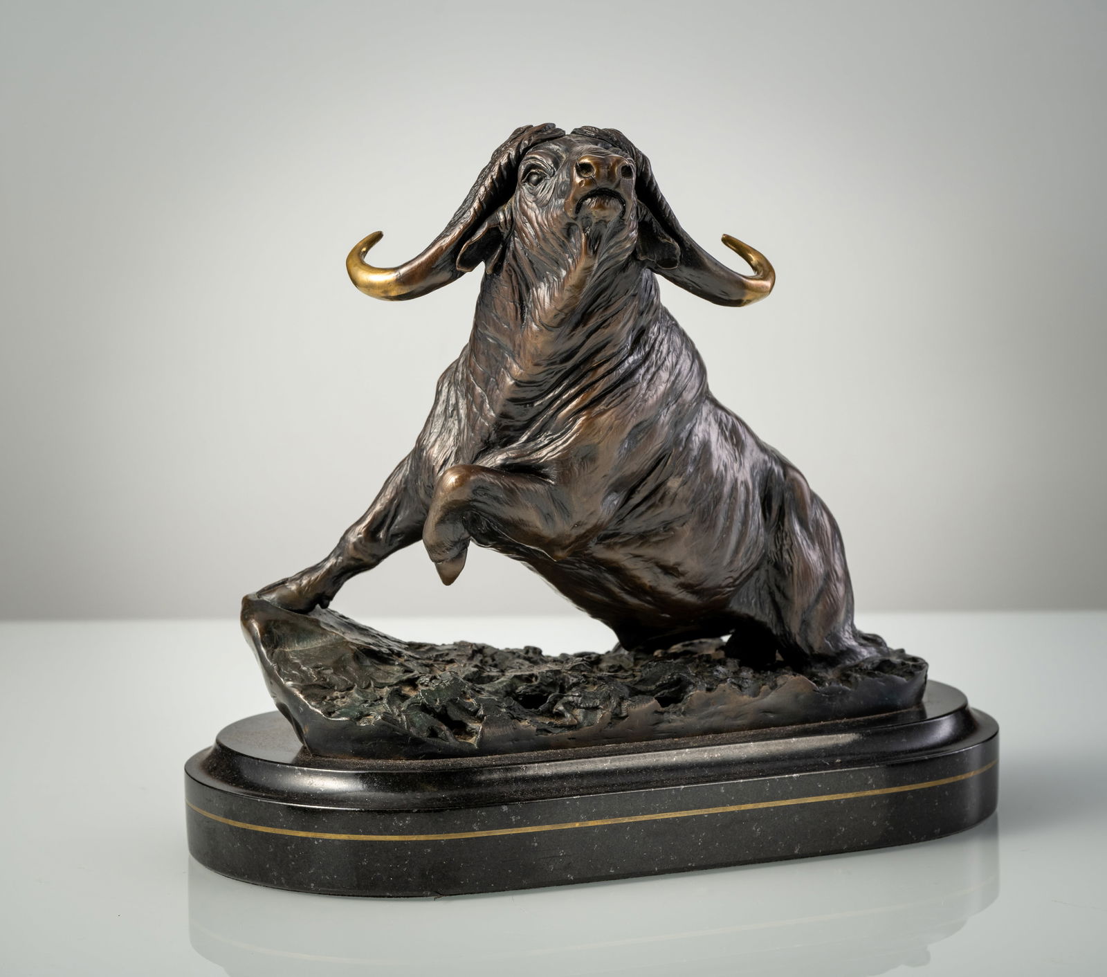 SCHAEFER, DAVID: SCHAEFER, DAVID H. 25/L. 28,5 cm total African Cape Buffalo. Bronze, signed, patinated, dated (19)85, numbered 87/450, serpentine base. Minor wear, minor chips to stone base.Schaefer, David H. 25/L.