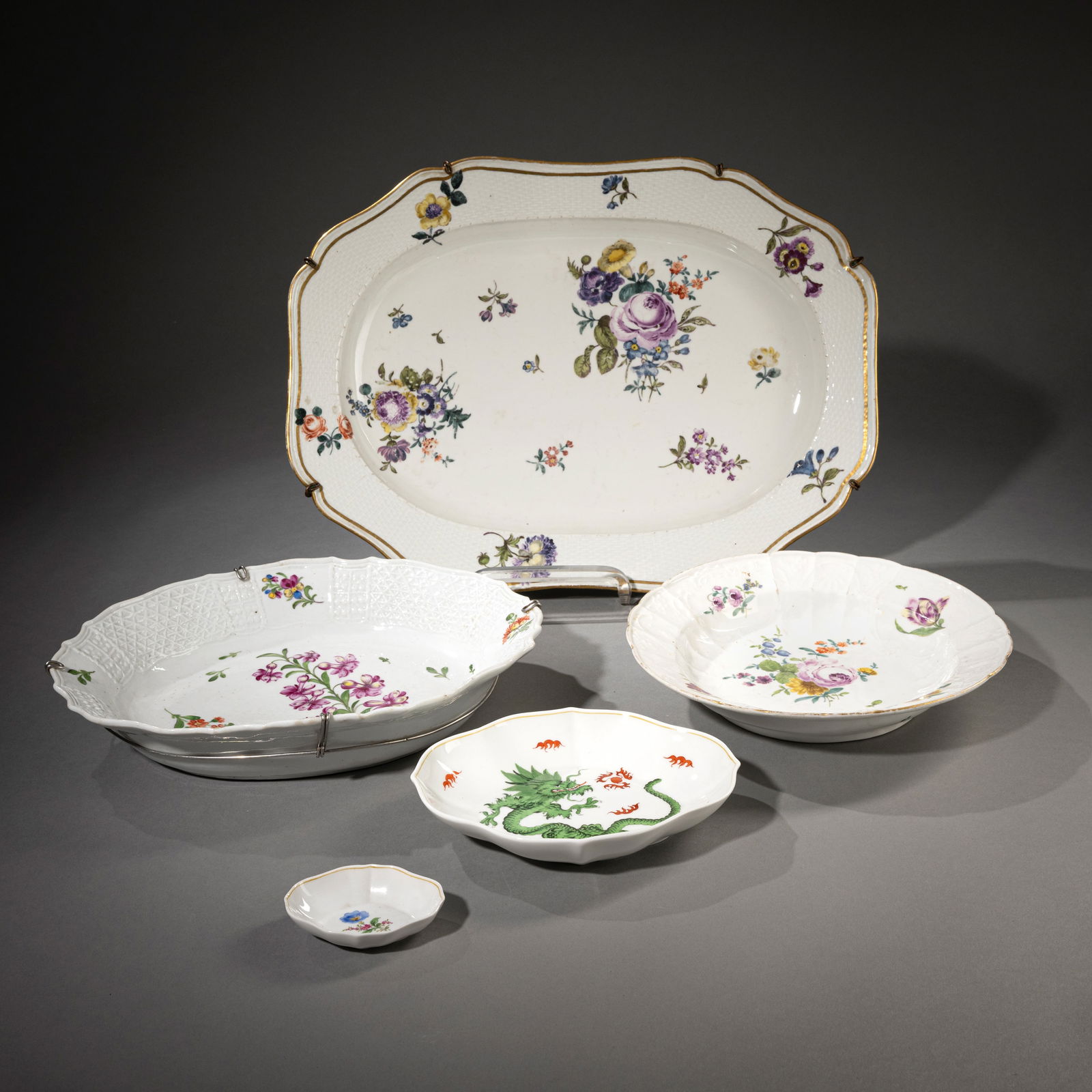FIVE PORCELAIN DISHES AND PLATES (1 of 3)