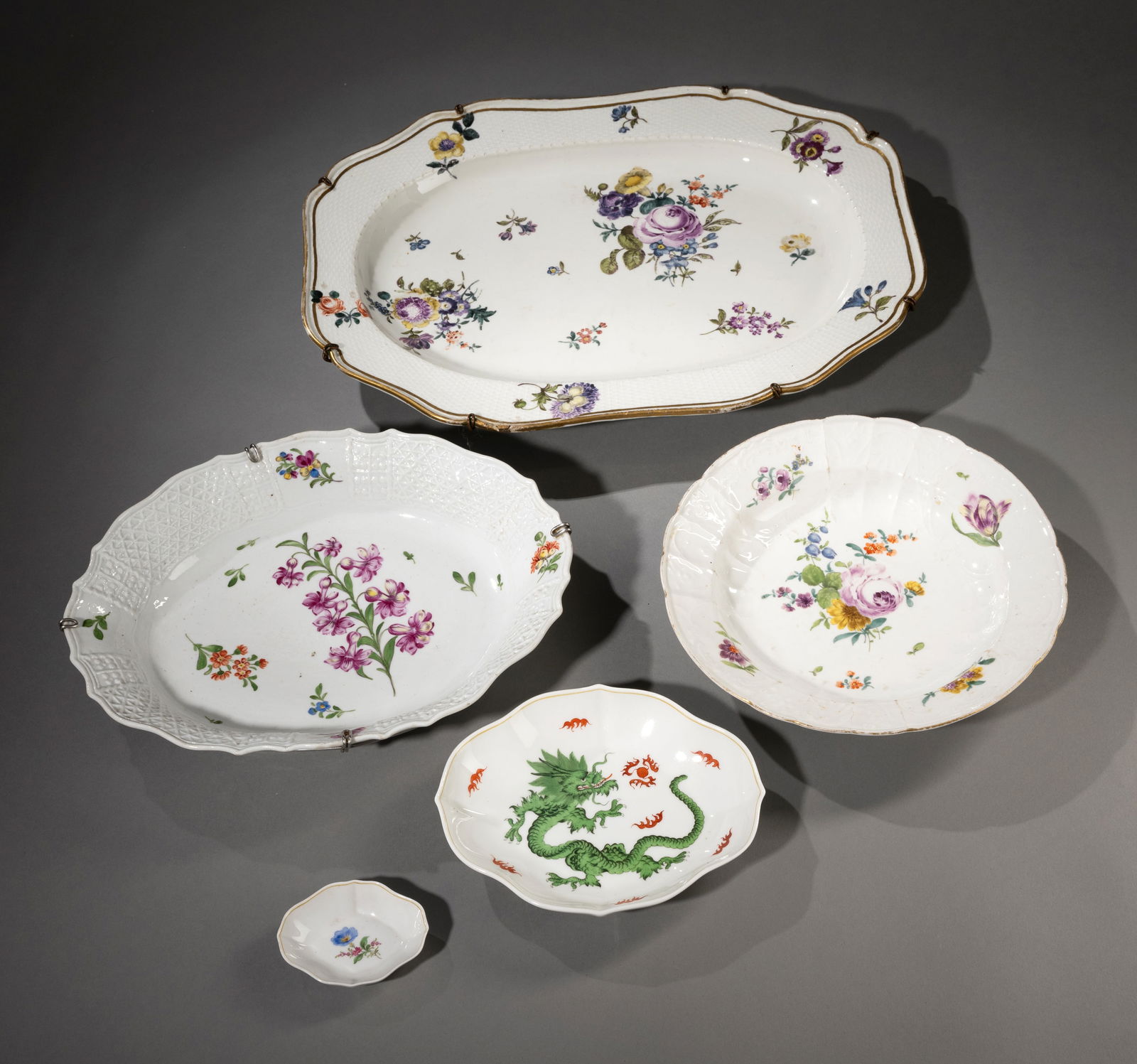 FIVE PORCELAIN DISHES AND PLATES - 2