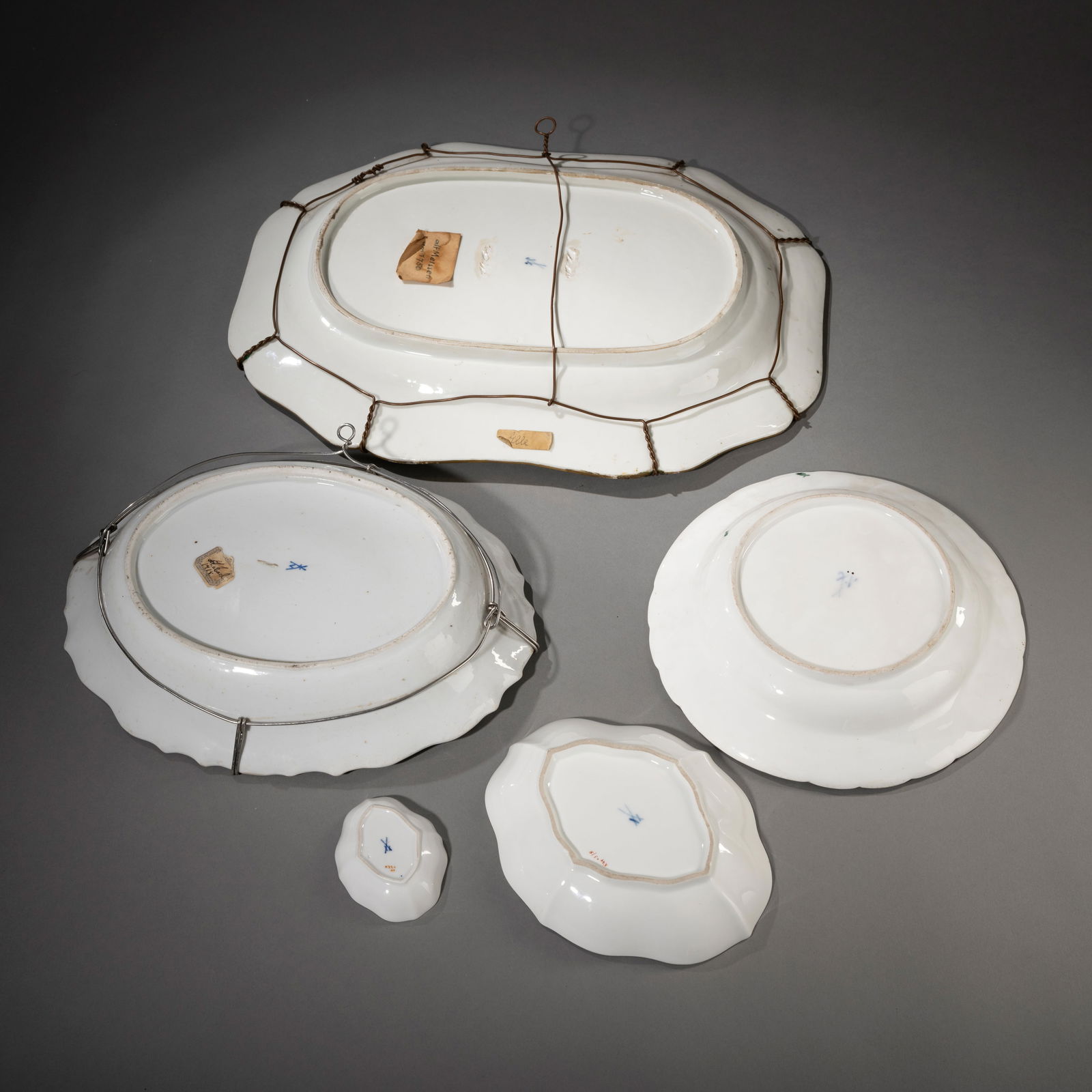 FIVE PORCELAIN DISHES AND PLATES - 3