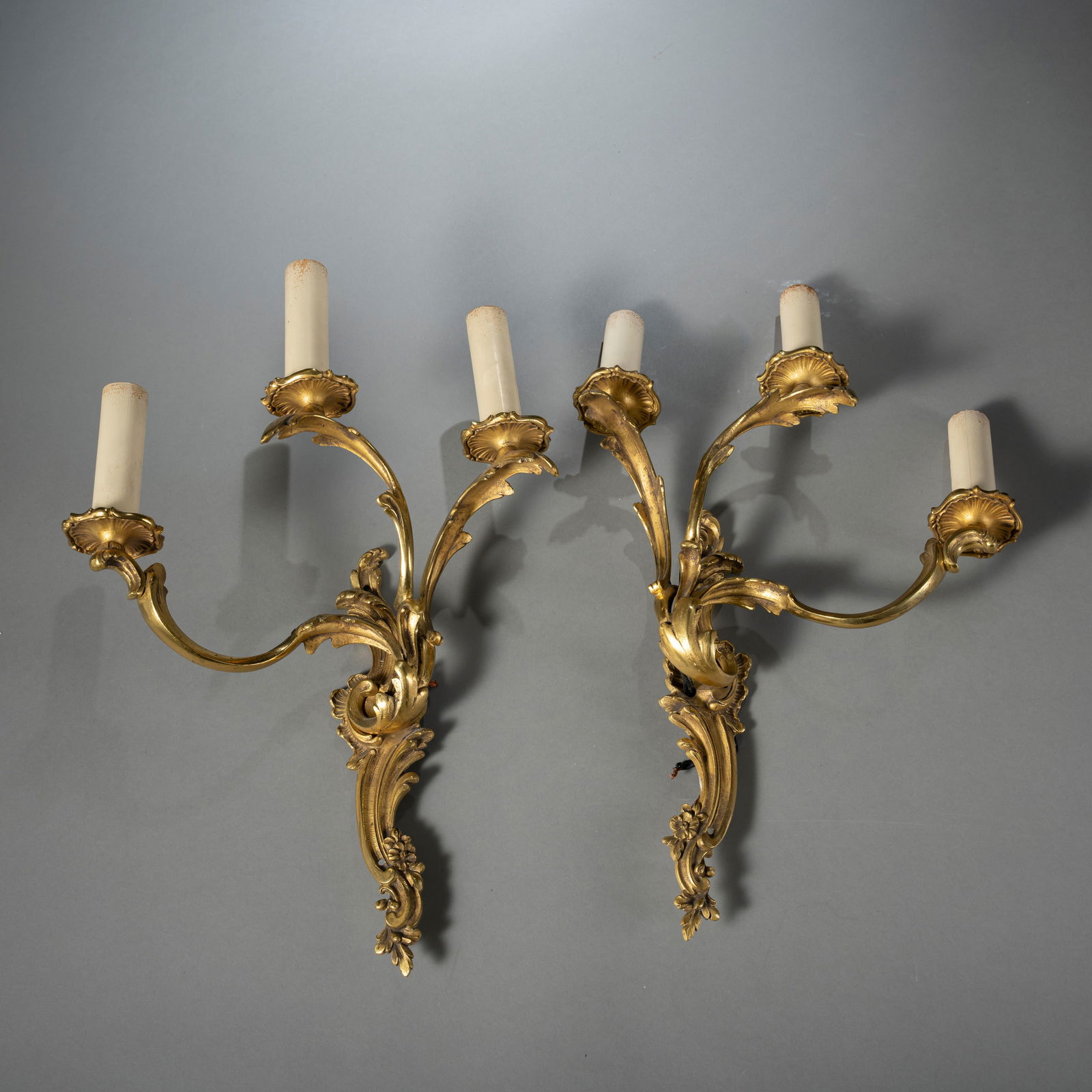 A PAIR OF LOUIS XV STYLE WALL LIGHTS: A PAIR OF LOUIS XV STYLE WALL LIGHTS 20th century. H. 38 cm Brass. Electrified. Not in working condition.Paar Wandappliken im Louis XV Stil 20. Jhdt. H. 38 cm Messing. Elektrifiziert. Nicht im